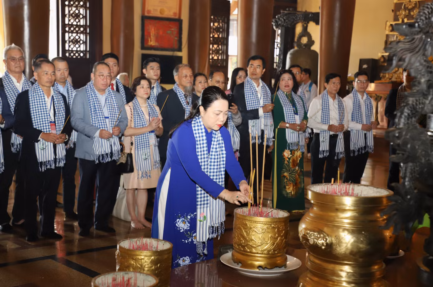 Đoàn đại biểu kiều bào dâng hương tưởng niệm Chủ tịch Hồ Chí Minh và các Anh hùng liệt sĩ tại Đền Tưởng niệm Bến Dược, huyện Củ Chi. Đoàn đại biểu kiều bào dâng hương tưởng niệm Chủ tịch Hồ Chí Minh và các Anh hùng liệt sĩ tại Đền Tưởng niệm Bến Dược, huyện Củ Chi.