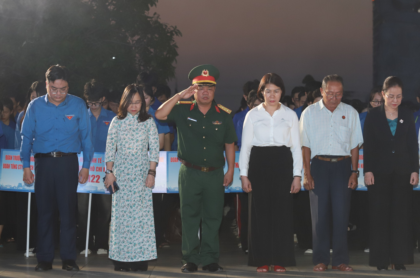 Các đại biểu dành phút mặc niệm tưởng nhớ đến sự hy sinh của các Anh hùng liệt sĩ vì nền độc lập của dân tộc, vì hạnh phúc của nhân dân, vì sự nghiệp thống nhất đất nước. Các đại biểu dành phút mặc niệm tưởng nhớ đến sự hy sinh của các Anh hùng liệt sĩ vì nền độc lập của dân tộc, vì hạnh phúc của nhân dân, vì sự nghiệp thống nhất đất nước.