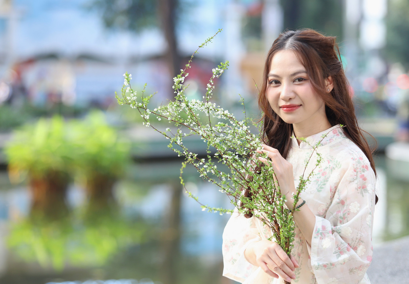 "Chọn áo dài vì đây là trang phục truyền thống và cũng tôn lên nét dễ thương của người con gái", Trâm Anh chia sẻ.