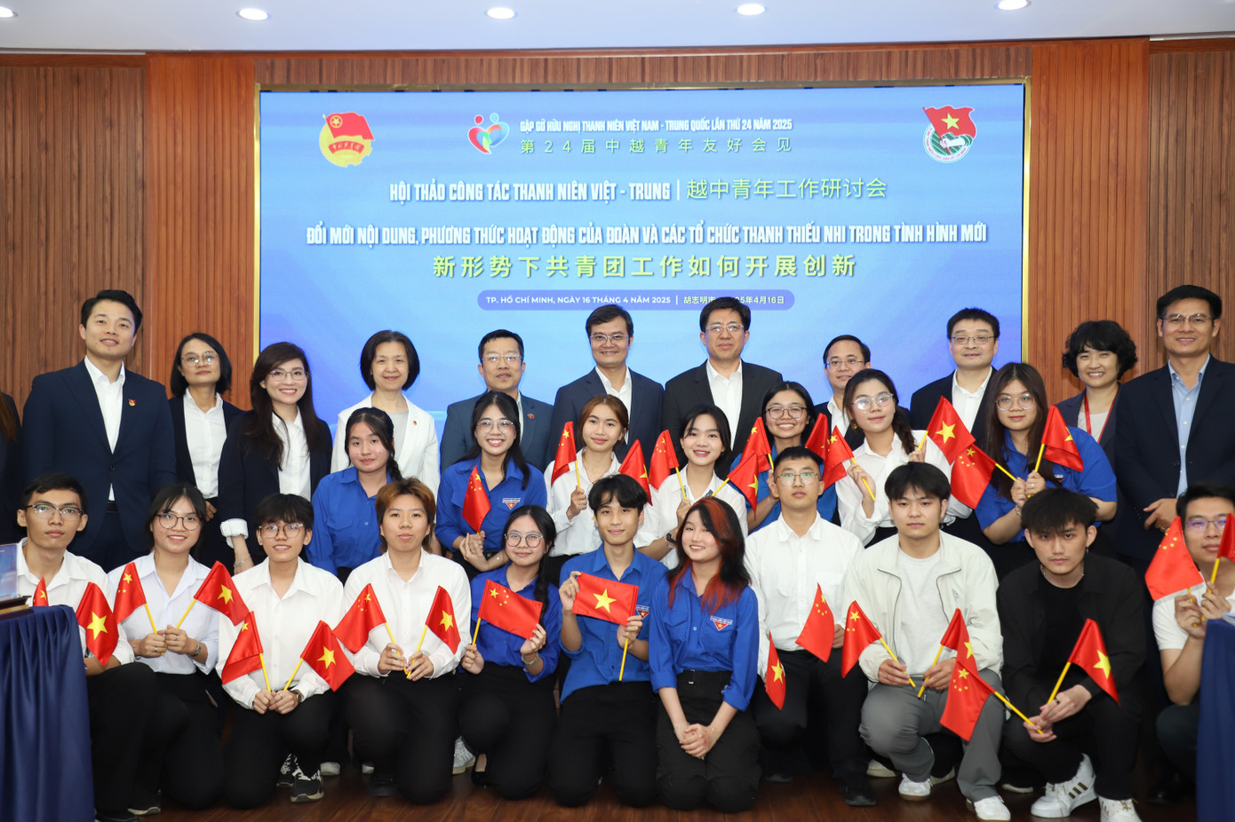 Lãnh đạo cấp cao tổ chức Đoàn hai nước cùng các bạn sinh viên chụp ảnh lưu niệm. Ảnh: Ngô Tùng