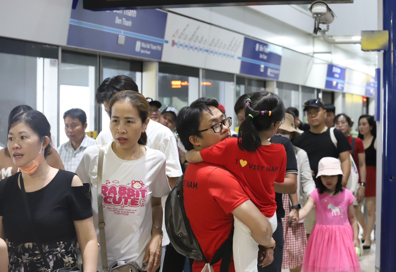 Ghi nhận của Tiền Phong, trong chiều tối 1/5, rất đông người dân chọn tuyến metro số 1 để đến các điểm vui chơi trong khu vực nội thành TPHCM.