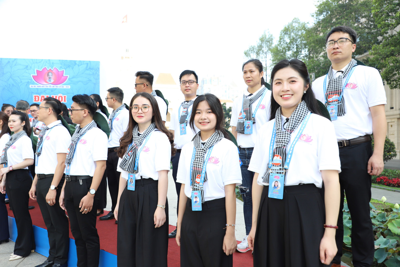 Các đại biểu phấn khởi trong giây phút đón nhận phần thưởng cao quý của Đại hội Thanh niên tiên tiến làm theo lời Bác năm nay.