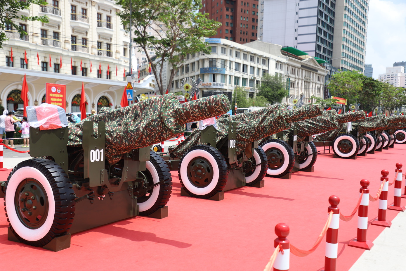 Trận địa pháo lễ đã được Lữ đoàn 96 (Binh chủng Pháo binh) thực hiện lắp đặt tại Công viên Bến Bạch Đằng vào khuya ngày 6/4, để phục vụ cho Lễ kỷ niệm 50 năm thống nhất đất nước.