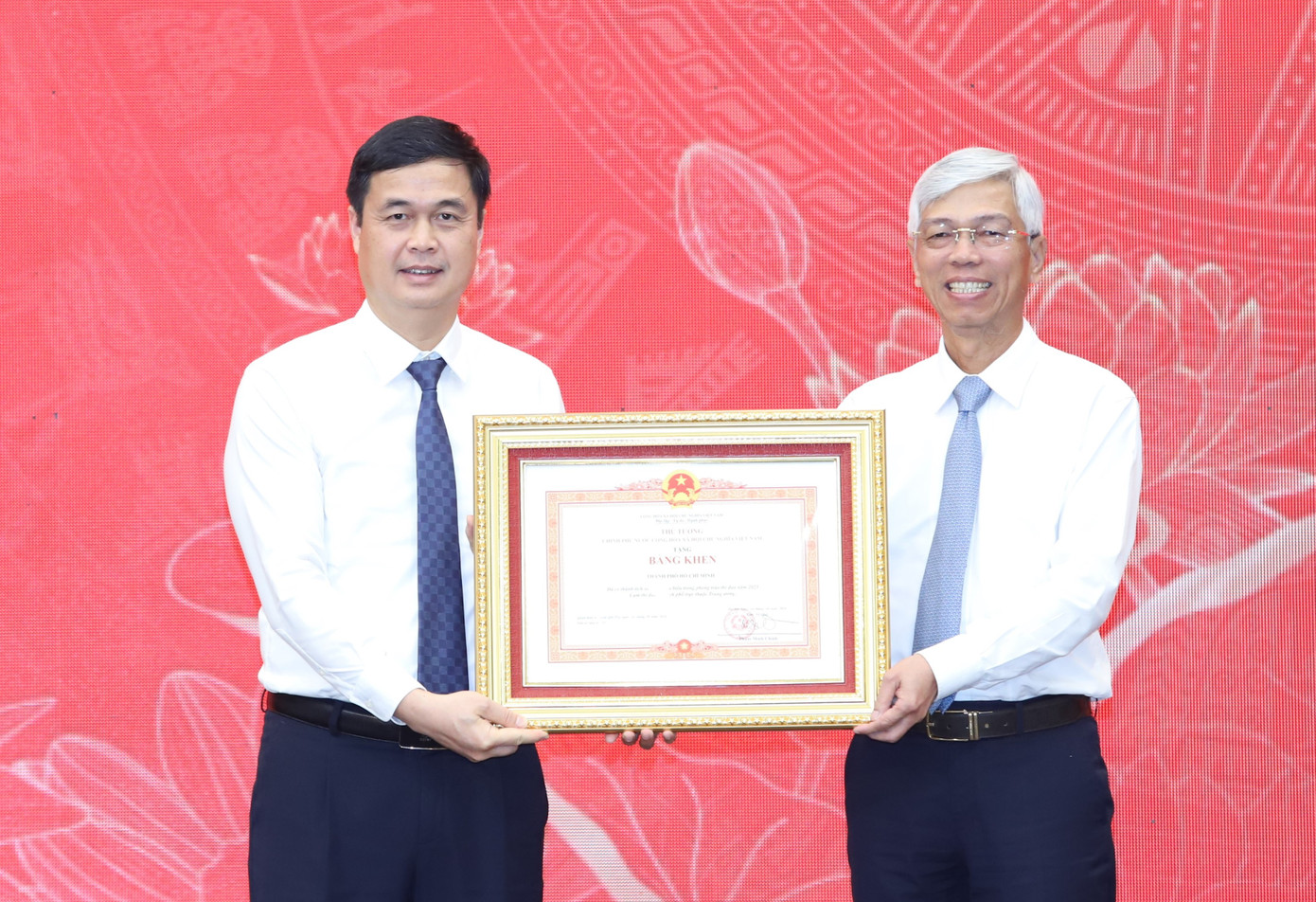 Trưởng ban Thi đua - Khen thưởng Trung ương Phạm Huy Giang trao Bằng khen của Thủ tướng tặng TPHCM. Ảnh: Ngô Tùng.