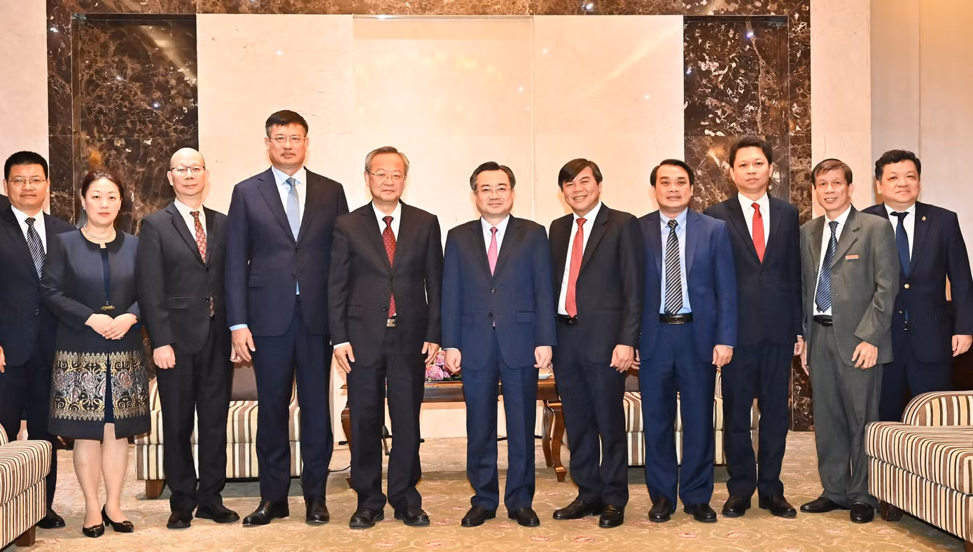 Lãnh đạo TPHCM chụp ảnh lưu niệm cùng đoàn đại biểu Nhân dân Nhật báo. Ảnh: Việt Dũng