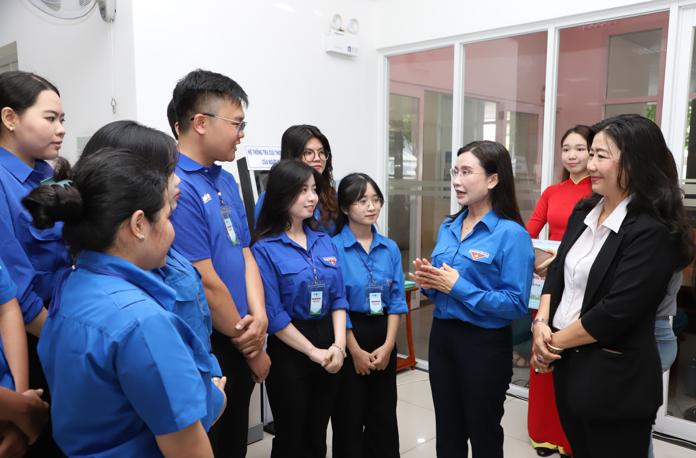 Chị Trang nhắn nhủ các bạn tình nguyện viên cần để ý ghi nhận những khúc mắc của người dân khi đến làm thủ tục để có hướng hỗ trợ hiệu quả hơn trong thời gian tới. Chị Trang nhắn nhủ các bạn tình nguyện viên cần để ý ghi nhận những khúc mắc của người dân khi đến làm thủ tục để có hướng hỗ trợ hiệu quả hơn trong thời gian tới.