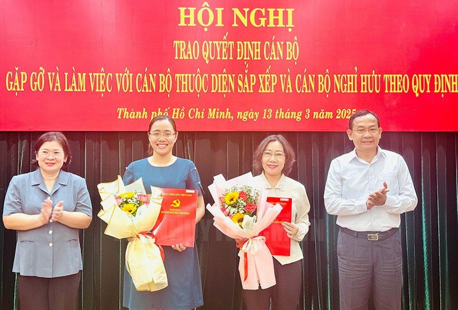 Trưởng ban Tổ chức Thành ủy TPHCM Văn Thị Bạch Tuyết (bìa phải) trao quyết định cán bộ. Ảnh: Thành ủy TPHCM Trưởng ban Tổ chức Thành ủy TPHCM Văn Thị Bạch Tuyết (bìa phải) trao quyết định cán bộ. Ảnh: Thành ủy TPHCM