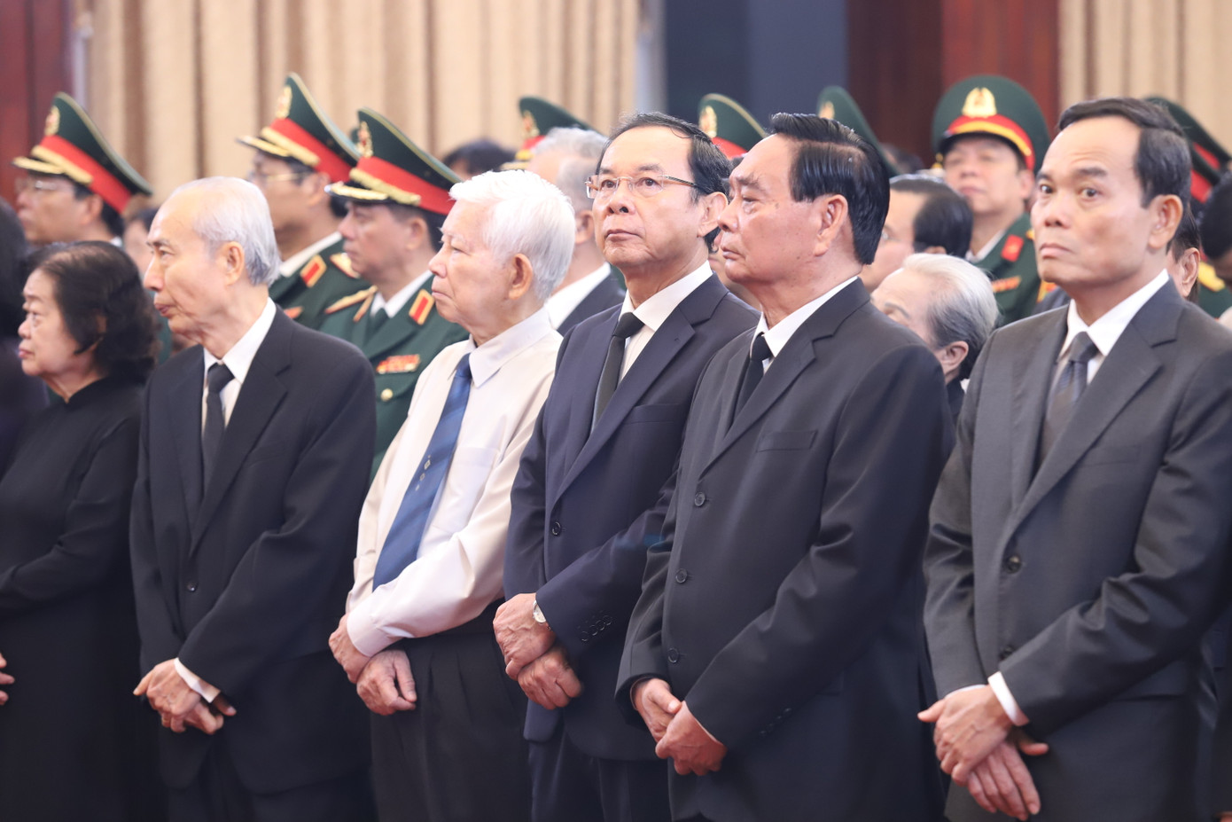 Sáng 25/5, Lễ truy điệu nguyên Chủ tịch nước Trần Đức Lương được cử hành trọng thể tại Nhà tang lễ Quốc gia, số 5 Trần Thánh Tông, Hà Nội. Cùng thời gian này, tại Hội trường Thống Nhất, các nguyên lãnh đạo Đảng, Nhà nước, Ủy ban Mặt trận Tổ quốc Việt Nam, lãnh đạo TPHCM cũng dự lễ truy điệu, bày tỏ lòng tiếc thương trước sự ra đi của nguyên Chủ tịch nước Trần Đức Lương. Ảnh: Ngô Tùng.