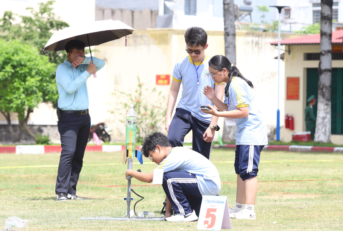 Mỗi đội có 3 thí sinh, cùng hợp sức thực hiện các phần việc chuẩn bị ráp nối giàn bắn tên lửa nước cũng như thao tác bắn tên lửa nước trong các phần thi.