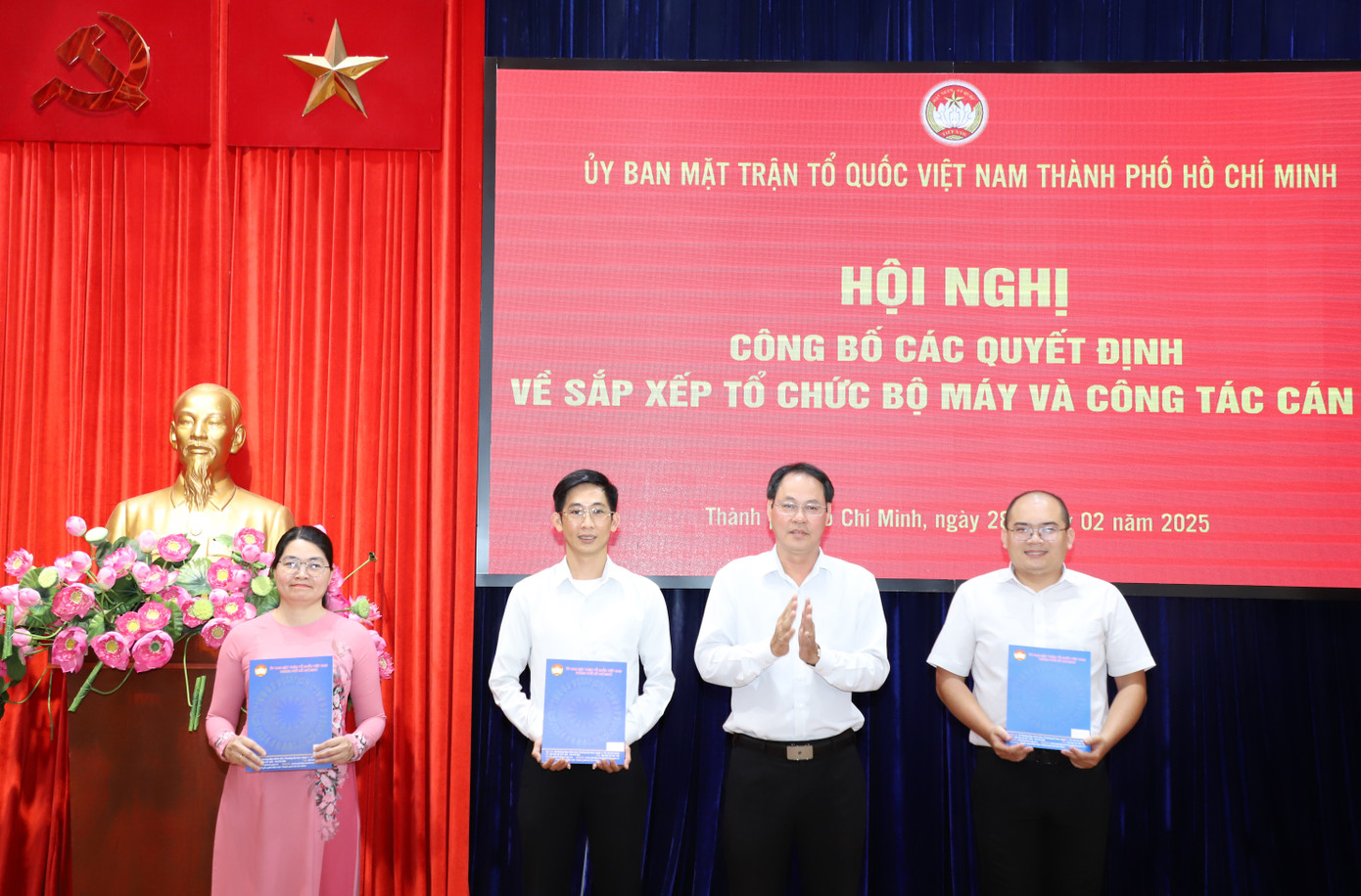 Phó Chủ tịch Thường trực Ủy ban MTTQ Việt Nam TPHCM Nguyễn Thành Trung trao quyết định điều động cán bộ các bộ phận chuyên môn cơ quan Ủy ban MTTQ Việt Nam TPHCM.