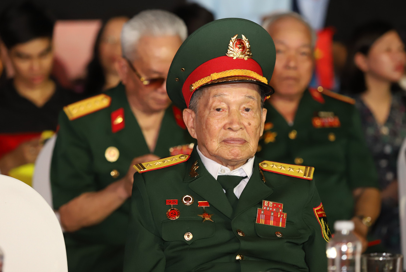 Bên cạnh đó, trong các buổi giao lưu nghệ thuật, các cuộc họp mặt, các Anh hùng Lực lượng vũ trang nhân dân, chứng nhân lịch sử cùng ôn lại những giây phút đặc biệt trong cuộc đời binh nghiệp qua những chặng đường đấu tranh kiên cường của dân tộc ta, để rồi hun đúc thêm tinh thần tự lực tự cường, ý chí vươn lên xây dựng đất nước đàng hoàng hơn, to đẹp hơn như Chủ tịch Hồ Chí Minh hằng mong ước.