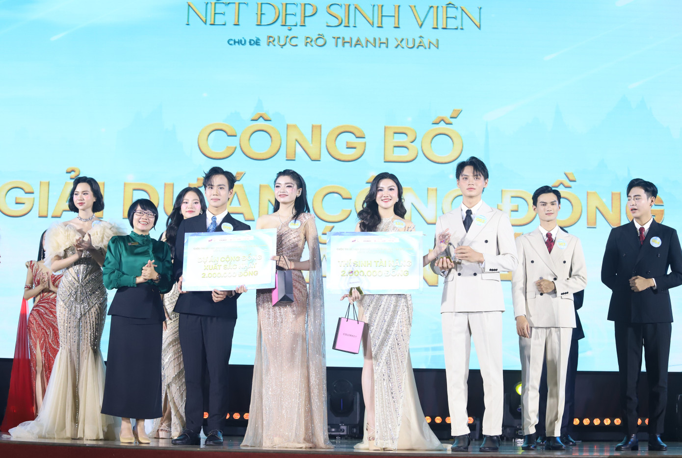 Ban tổ chức trao thưởng các giải phụ cuộc thi.