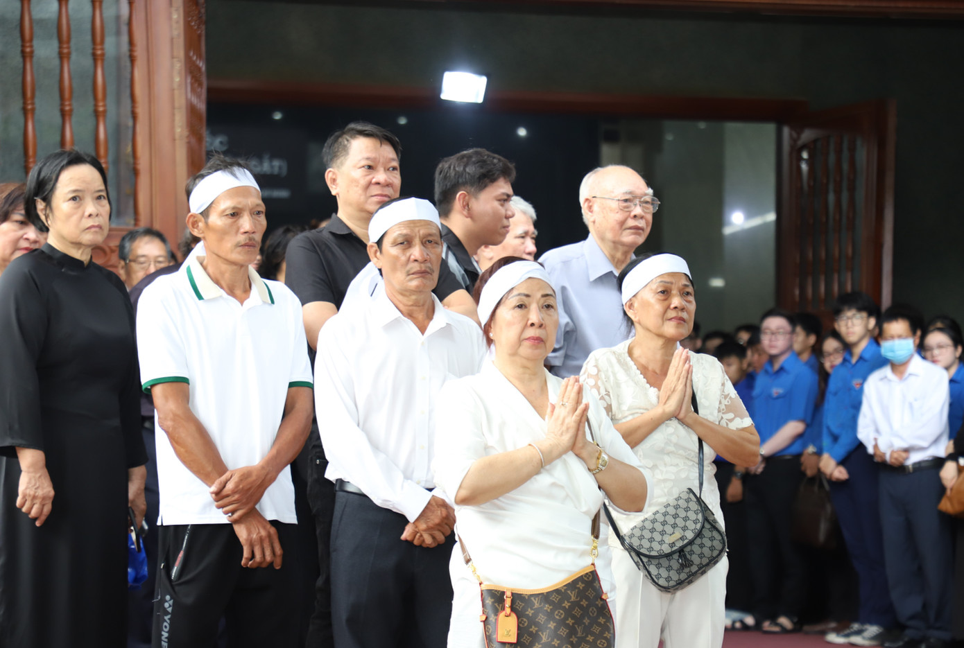 Trước khi an táng, linh cữu nhạc sĩ được đưa đi ngang nhà ông ở quê hương Bình Dương. Ảnh: Ngô Tùng.