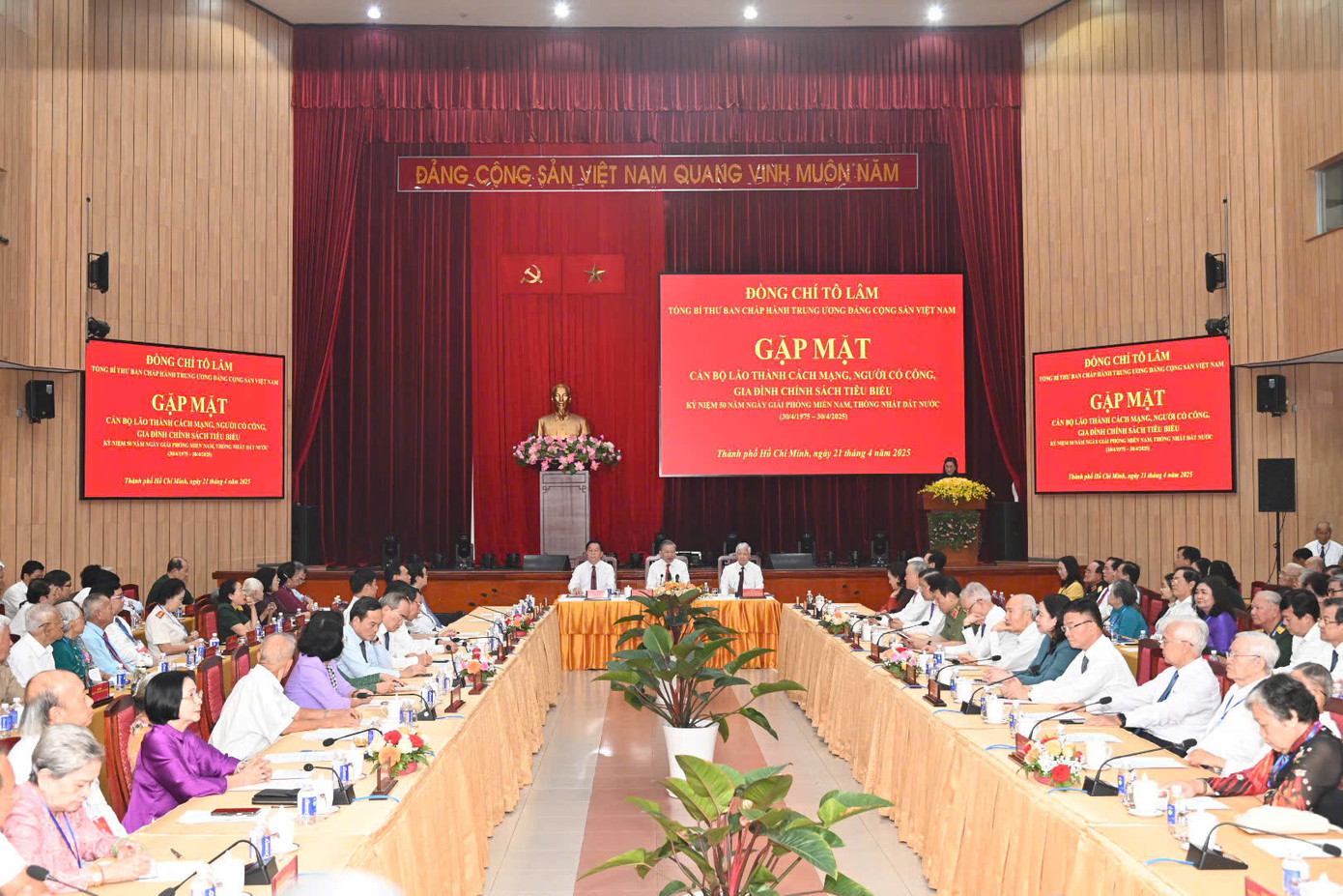 Cùng chủ trì hội nghị còn có ông Nguyễn Trọng Nghĩa, Trưởng Ban Tuyên giáo và Dân vận Trung ương; ông Đỗ Văn Chiến, Chủ tịch Ủy ban Trung ương Mặt trận Tổ quốc Việt Nam. Ảnh: Quốc Thanh Cùng chủ trì hội nghị còn có ông Nguyễn Trọng Nghĩa, Trưởng Ban Tuyên giáo và Dân vận Trung ương; ông Đỗ Văn Chiến, Chủ tịch Ủy ban Trung ương Mặt trận Tổ quốc Việt Nam. Ảnh: Quốc Thanh