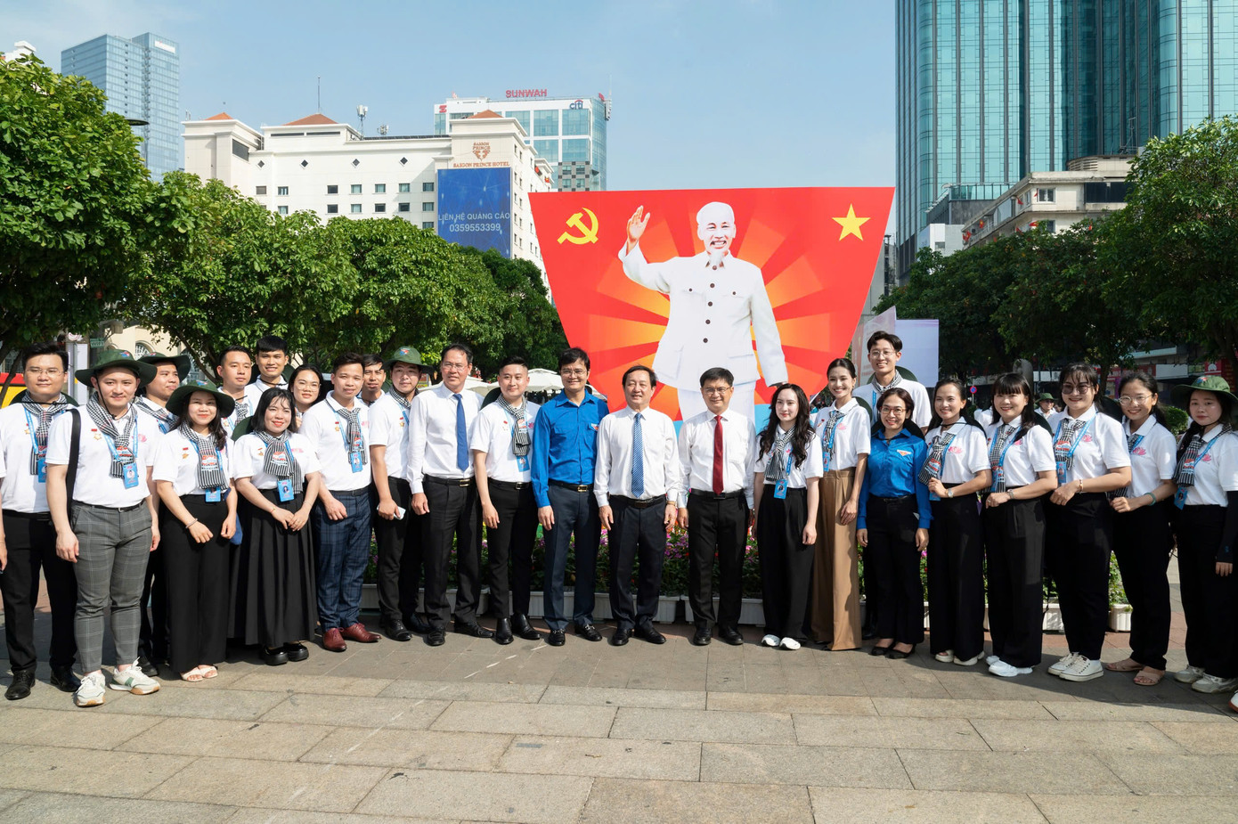 Lãnh đạo các cơ quan Trung ương và TPHCM chụp ảnh lưu niệm với các đại biểu thanh niên. Ảnh: Quốc Thanh Lãnh đạo các cơ quan Trung ương và TPHCM chụp ảnh lưu niệm với các đại biểu thanh niên. Ảnh: Quốc Thanh