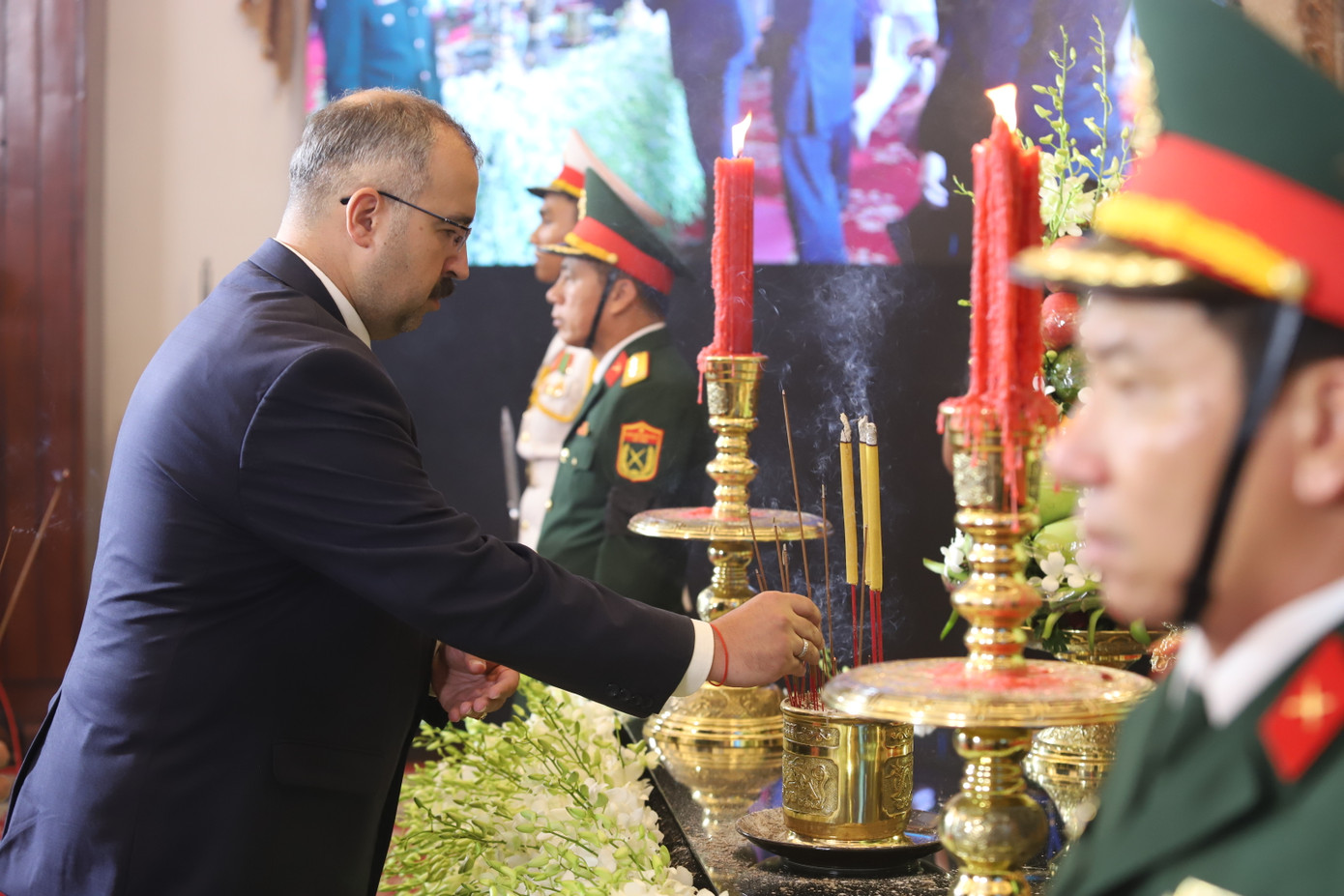 Đoàn Tổng Lãnh sự quán nước ngoài tại TPHCM; đoàn các cơ quan Lãnh sự, tổ chức quốc tế, Văn phòng Kinh tế - Thương mại - Văn hóa; Hiệp hội Doanh nghiệp nước ngoài tại TPHCM đến viếng nguyên Chủ tịch nước Trần Đức Lương. Ảnh: Ngô Tùng