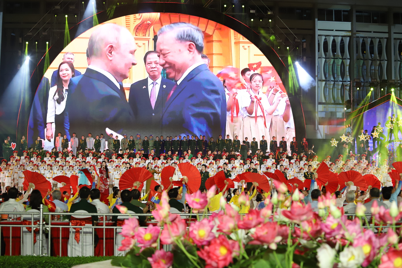 Nhiều hình ảnh về thành tựu nổi bật trên lĩnh vực đối ngoại của Đảng, Nhà nước.