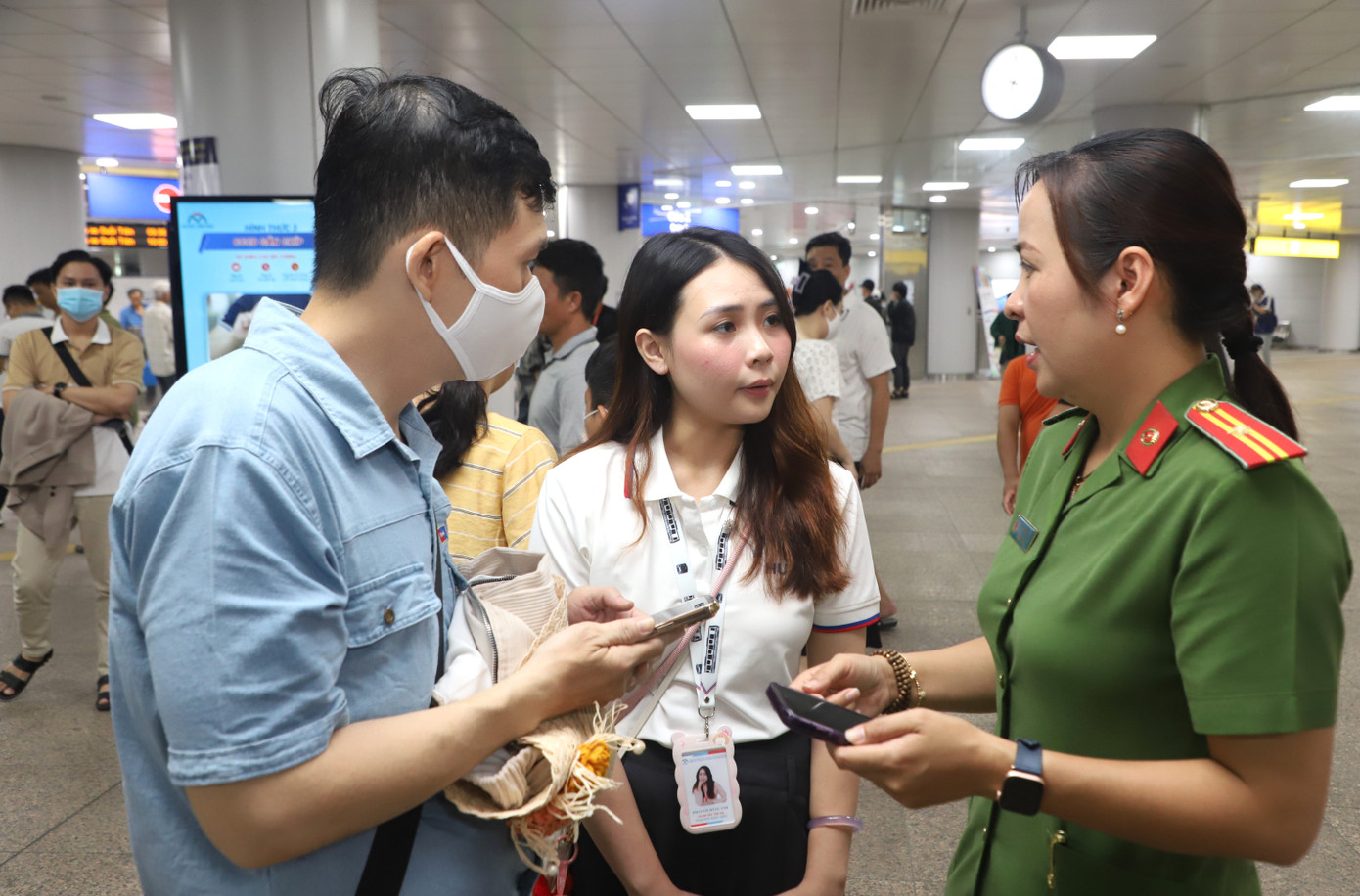 Đại tá Ngô Xuân Thọ, Trưởng phòng Phòng Cảnh sát Quản lý hành chính về trật tự xã hội (PC06) – Công an TPHCM, nói hoạt động này nhằm giúp công dân đang cư trú trên địa bàn TPHCM được được cấp thẻ căn cước, tài khoản định danh điện tử kết hợp trong quá trình sử dụng phương tiện công cộng tại các nhà ga của tuyến metro số 1.