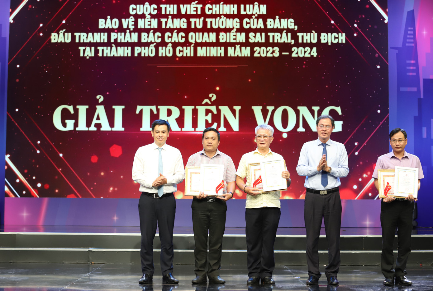 Lãnh đạo Ban Tuyên giáo và Dân vận Trung ương, Trung ương Đoàn và TPHCM trao thưởng cho các tác giả đạt giải. Ảnh: Ngô Tùng