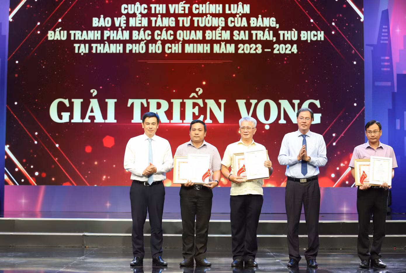 Lãnh đạo Ban Tuyên giáo và Dân vận Trung ương, Trung ương Đoàn và TPHCM trao thưởng cho các tác giả đạt giải. Ảnh: Ngô Tùng Lãnh đạo Ban Tuyên giáo và Dân vận Trung ương, Trung ương Đoàn và TPHCM trao thưởng cho các tác giả đạt giải. Ảnh: Ngô Tùng