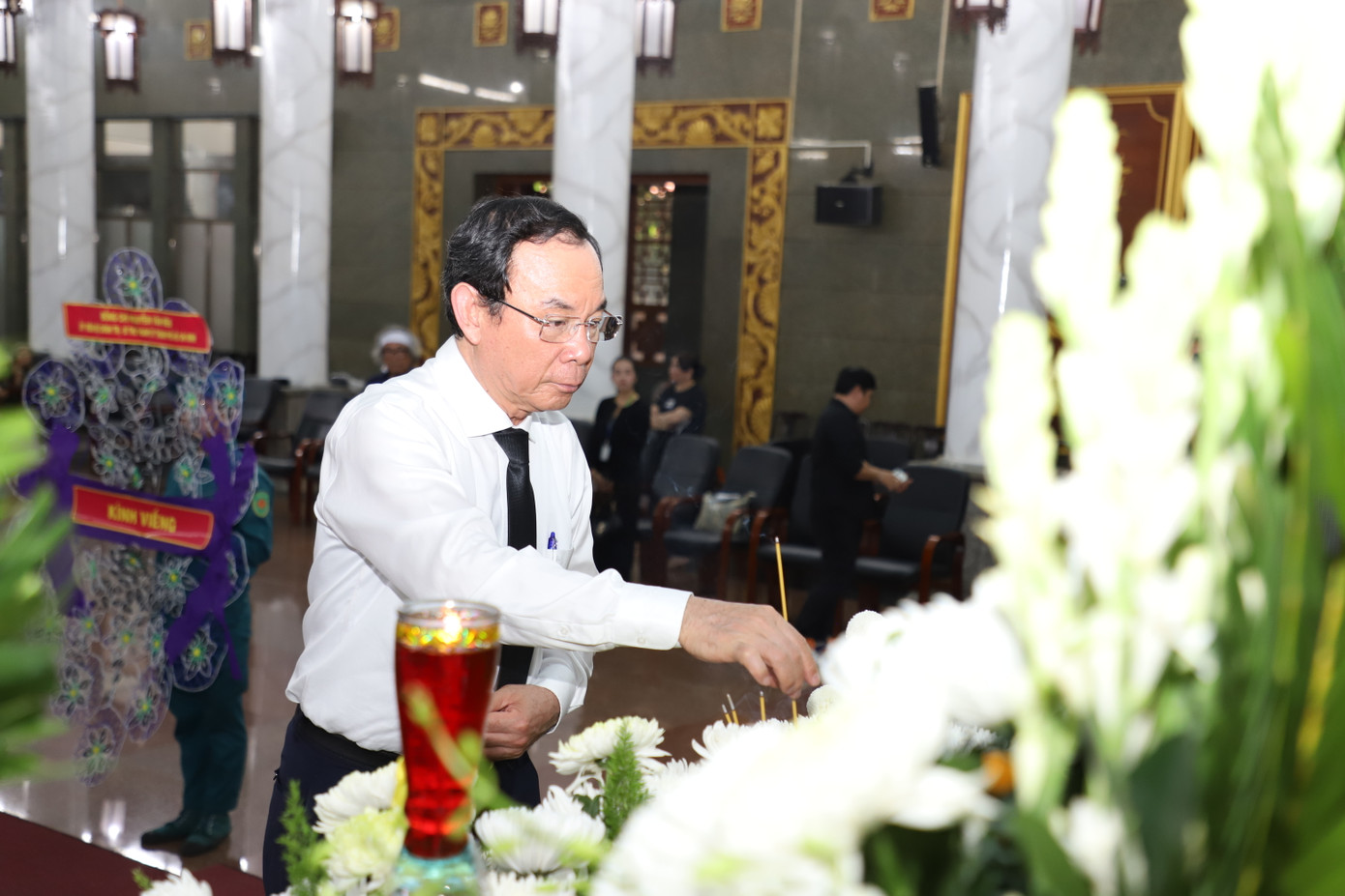 Bí thư Thành ủy TPHCM Nguyễn Văn Nên thắp nén hương tiễn biệt nhạc sĩ Lư Nhất Vũ. Ảnh: Ngô Tùng.