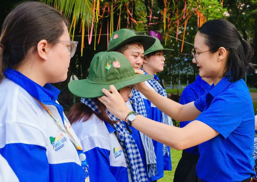 Đại diện Trung ương Đoàn, Thành Đoàn TPHCM trao quà động viên các bạn trẻ lên đường hoạt động. Ảnh: Thành Đoàn TPHCM
