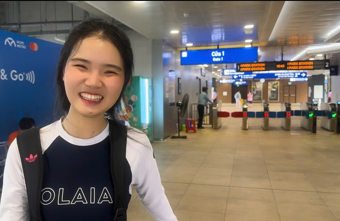 Nhờ đi bộ, hai chị em tranh thủ ghé vào nhà ga tuyến metro số 1 (Bến Thành - Suối Tiên) check-in kỷ niệm.