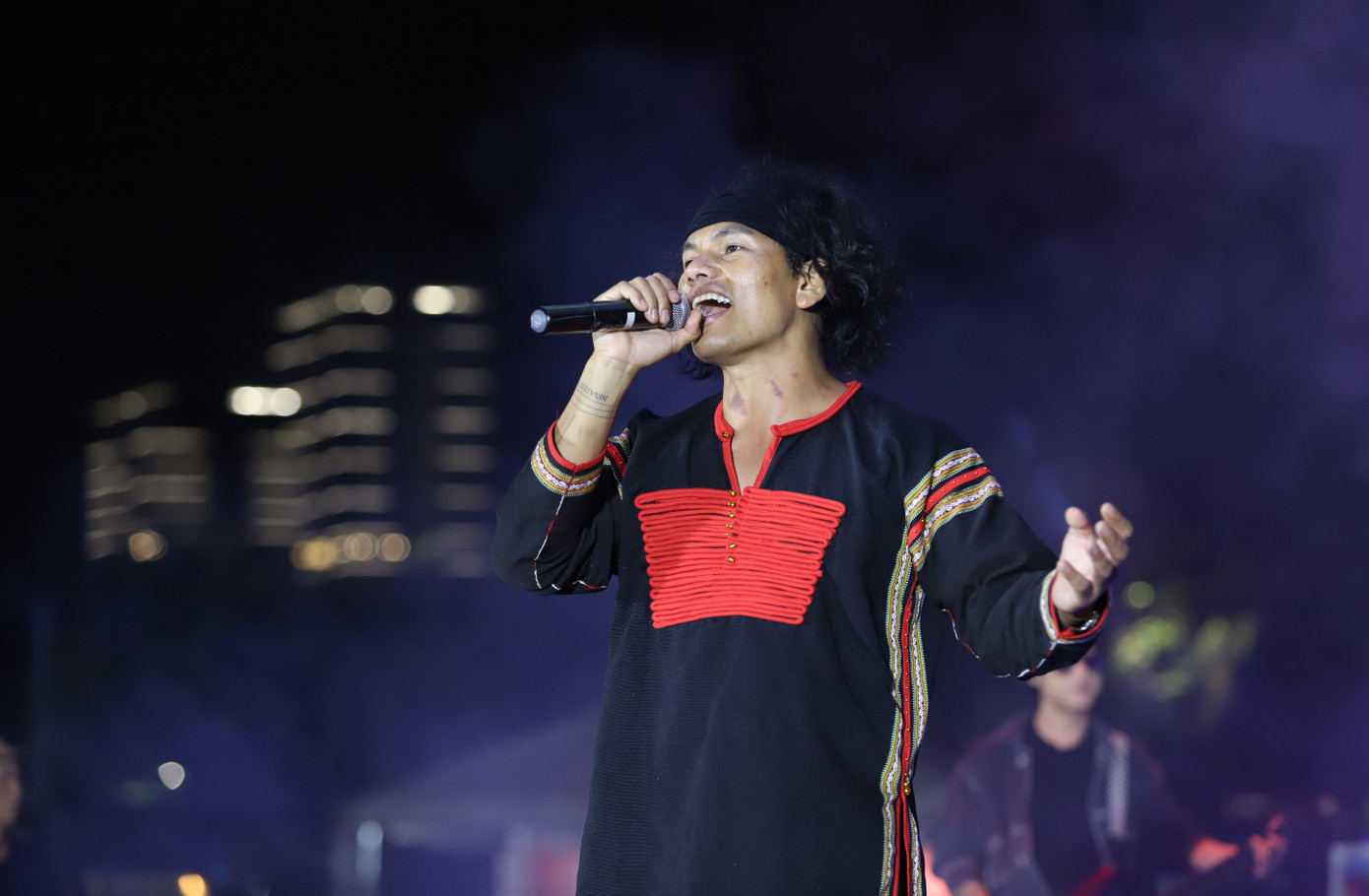 Giọng ca đến từ Tây Nguyên Y Kroc gửi đến khán giả TPHCM những bản nhạc đậm chất đại ngàn. Ảnh: Ngô Tùng.