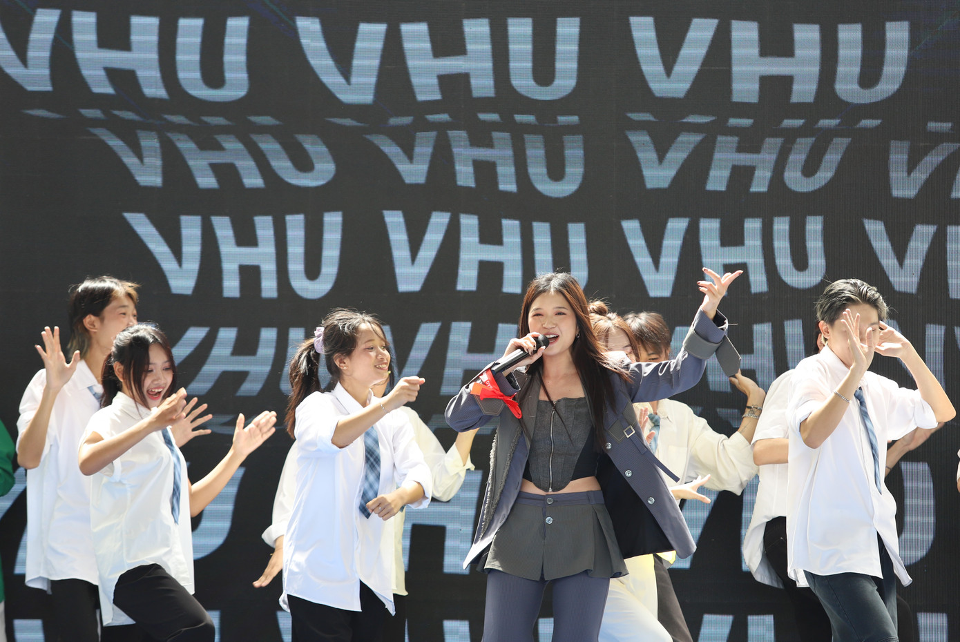 Bạn trẻ &quot;quẩy&quot; hết mình cùng ca sĩ Suni Hạ Linh.