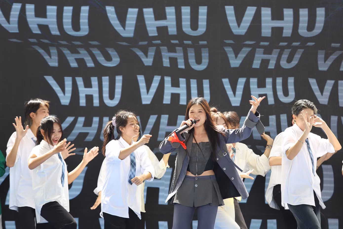 Bạn trẻ "quẩy" hết mình cùng ca sĩ Suni Hạ Linh.