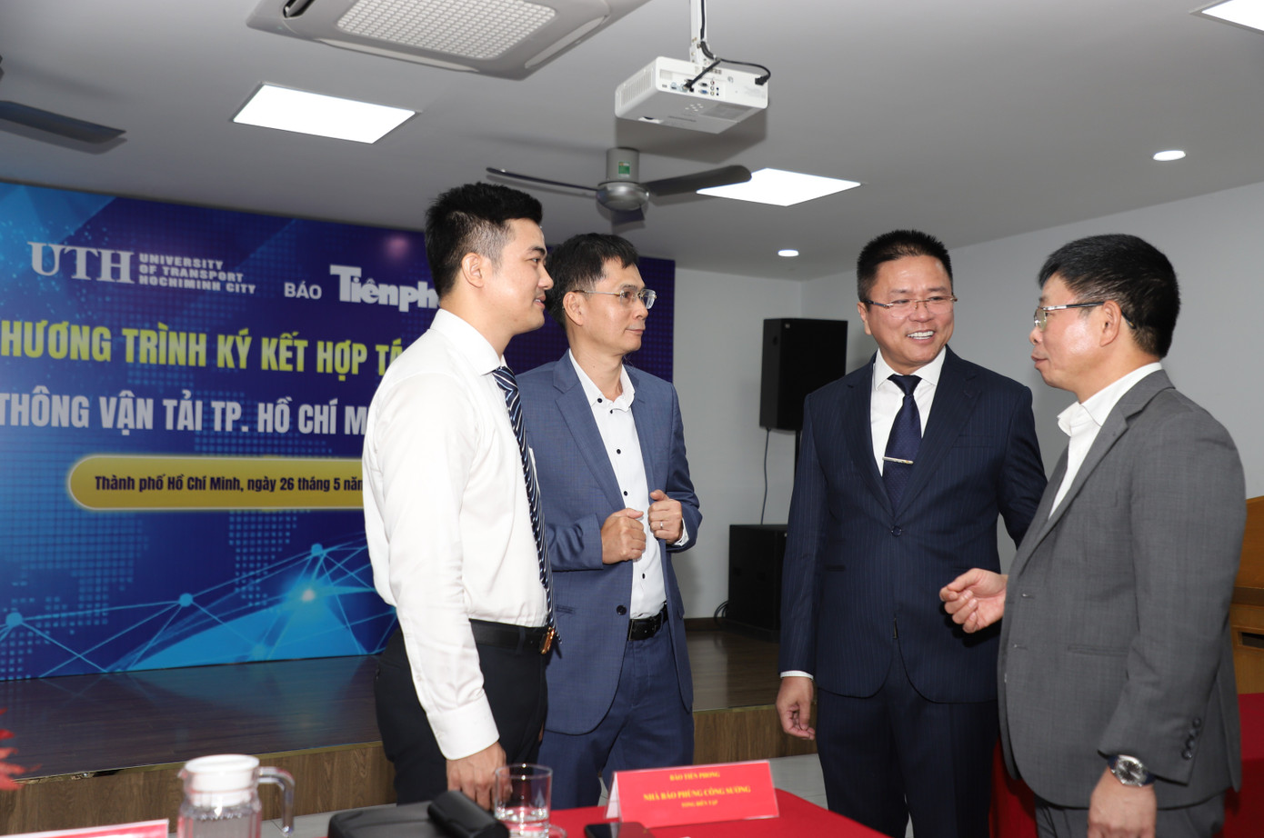 Lãnh đạo hai đơn vị trao đổi tại sự kiện.