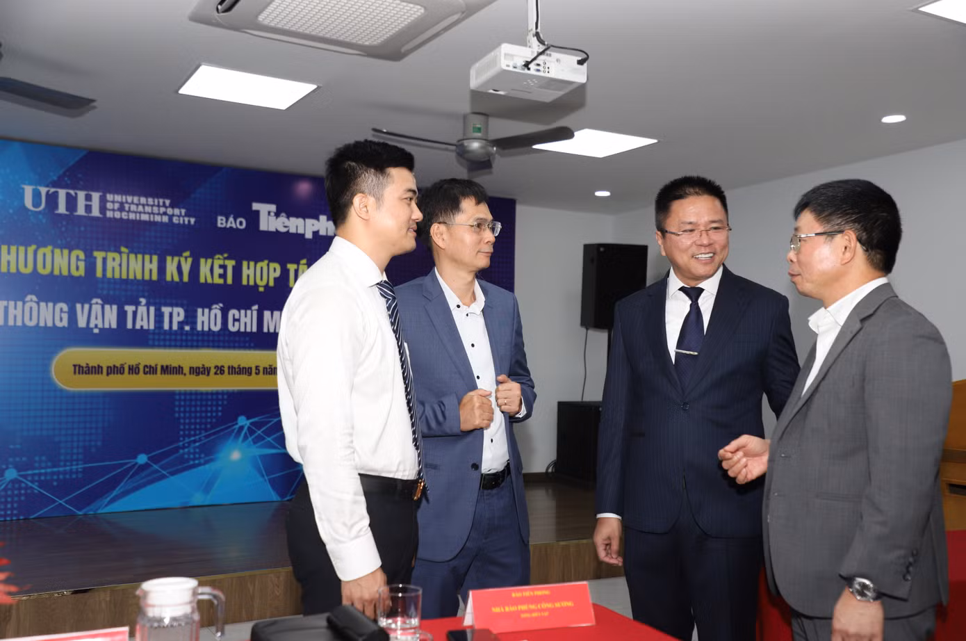 Lãnh đạo hai đơn vị trao đổi tại sự kiện.