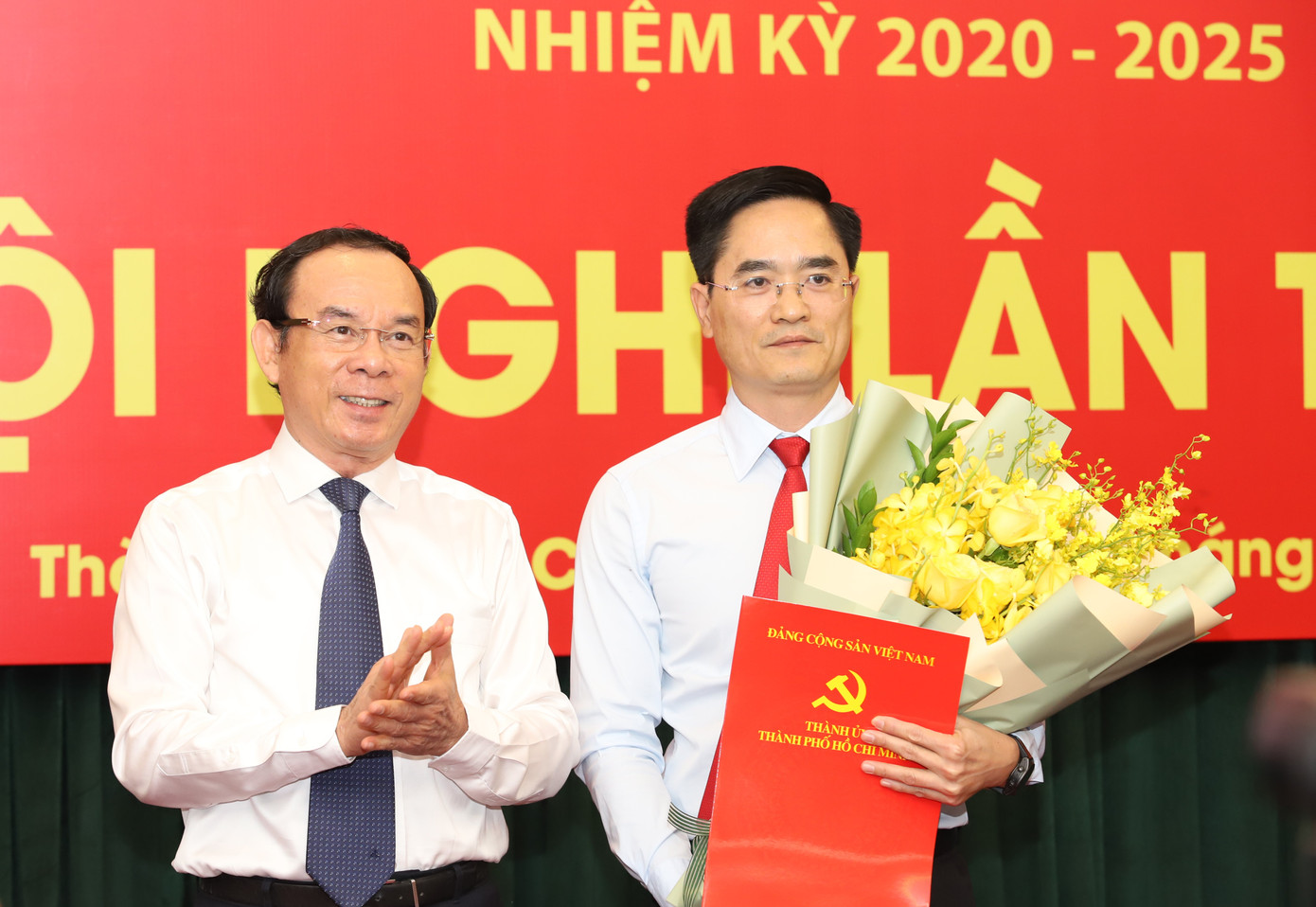 Bí thư Thành ủy TPHCM Nguyễn Văn Nên trao quyết định và hoa chúc mừng ông Trần Quang Lâm. Ảnh: Ngô Tùng Bí thư Thành ủy TPHCM Nguyễn Văn Nên trao quyết định và hoa chúc mừng ông Trần Quang Lâm. Ảnh: Ngô Tùng
