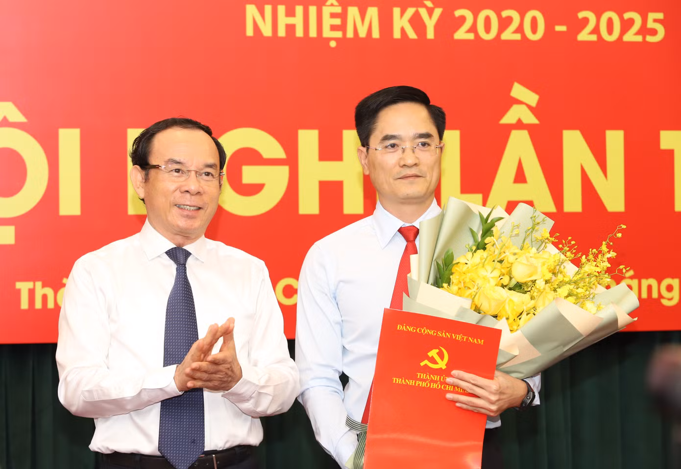 Bí thư Thành ủy TPHCM Nguyễn Văn Nên trao quyết định và hoa chúc mừng ông Trần Quang Lâm. Ảnh: Ngô Tùng Bí thư Thành ủy TPHCM Nguyễn Văn Nên trao quyết định và hoa chúc mừng ông Trần Quang Lâm. Ảnh: Ngô Tùng
