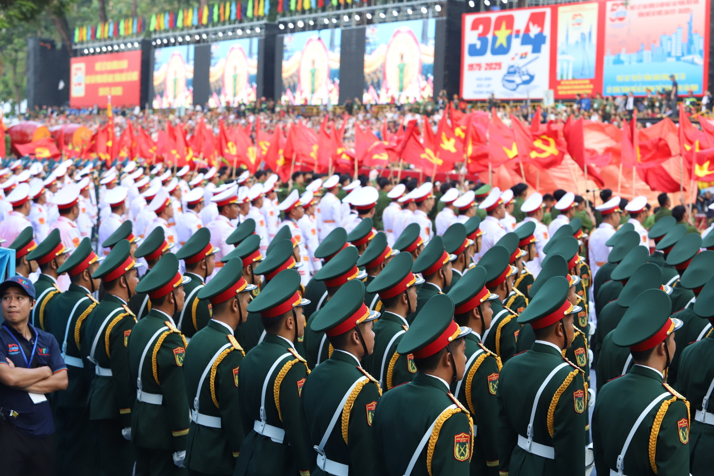 Đây là lần hợp luyện thứ ba tại TPHCM sau hơn 2 tháng diễn tập ở các địa phương. Khác với các lần trước, buổi tổng duyệt lần này diễn ra vào ban ngày, tạo điều kiện để các lực lượng làm quen với điều kiện thực tế, sẵn sàng cho lễ kỷ niệm 50 năm Ngày Giải phóng miền Nam, thống nhất đất nước chính thức diễn ra vào sáng 30/4 tới.