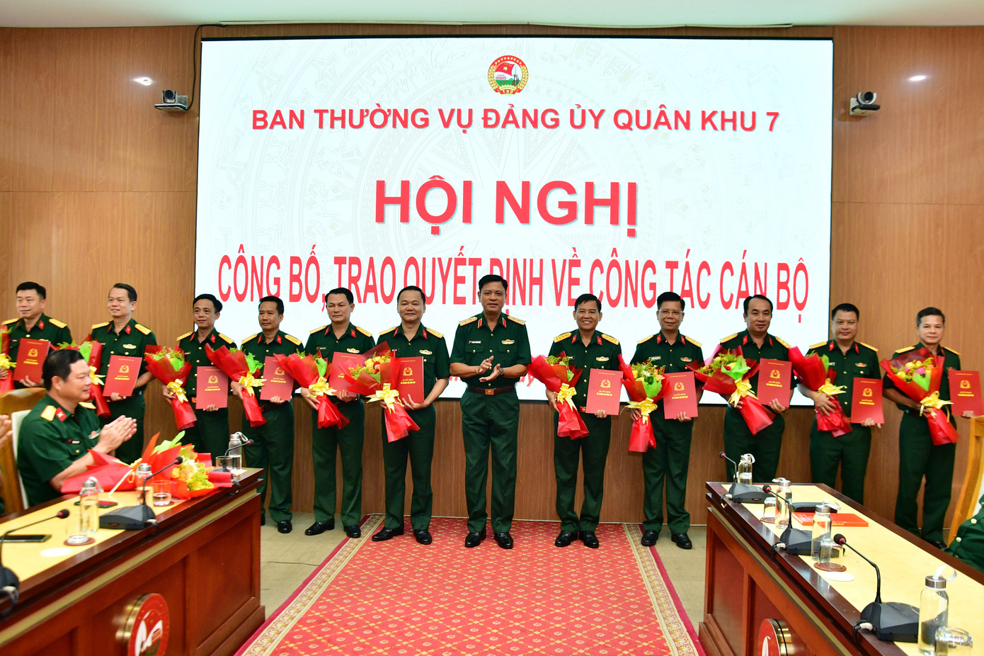 Tư lệnh Quân khu 7 - Trung tướng Nguyễn Trường Thắng trao quyết định cho các cán bộ. Ảnh: Báo Quân khu 7 Tư lệnh Quân khu 7 - Trung tướng Nguyễn Trường Thắng trao quyết định cho các cán bộ. Ảnh: Báo Quân khu 7