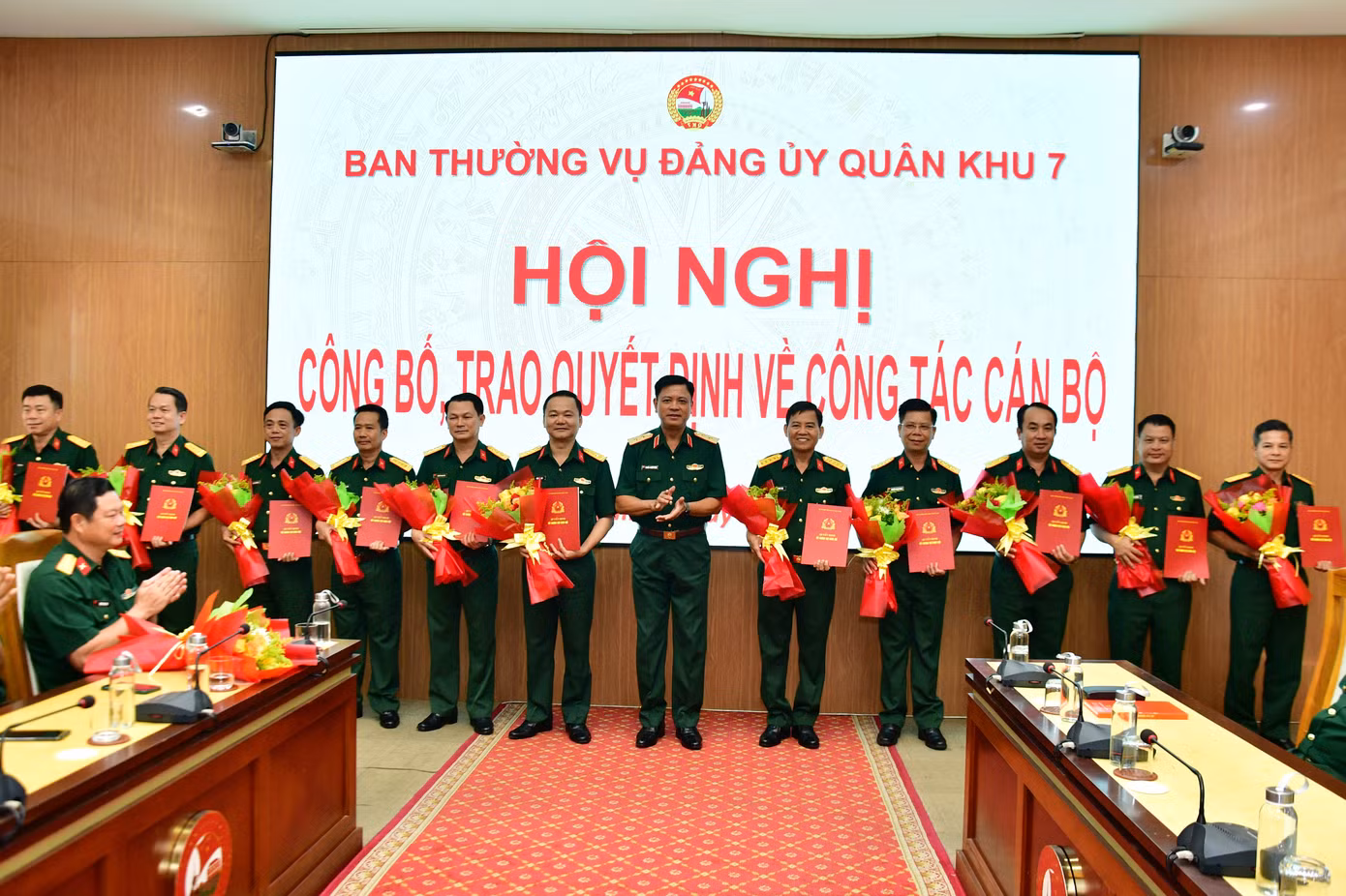 Tư lệnh Quân khu 7 - Trung tướng Nguyễn Trường Thắng trao quyết định cho các cán bộ. Ảnh: Báo Quân khu 7