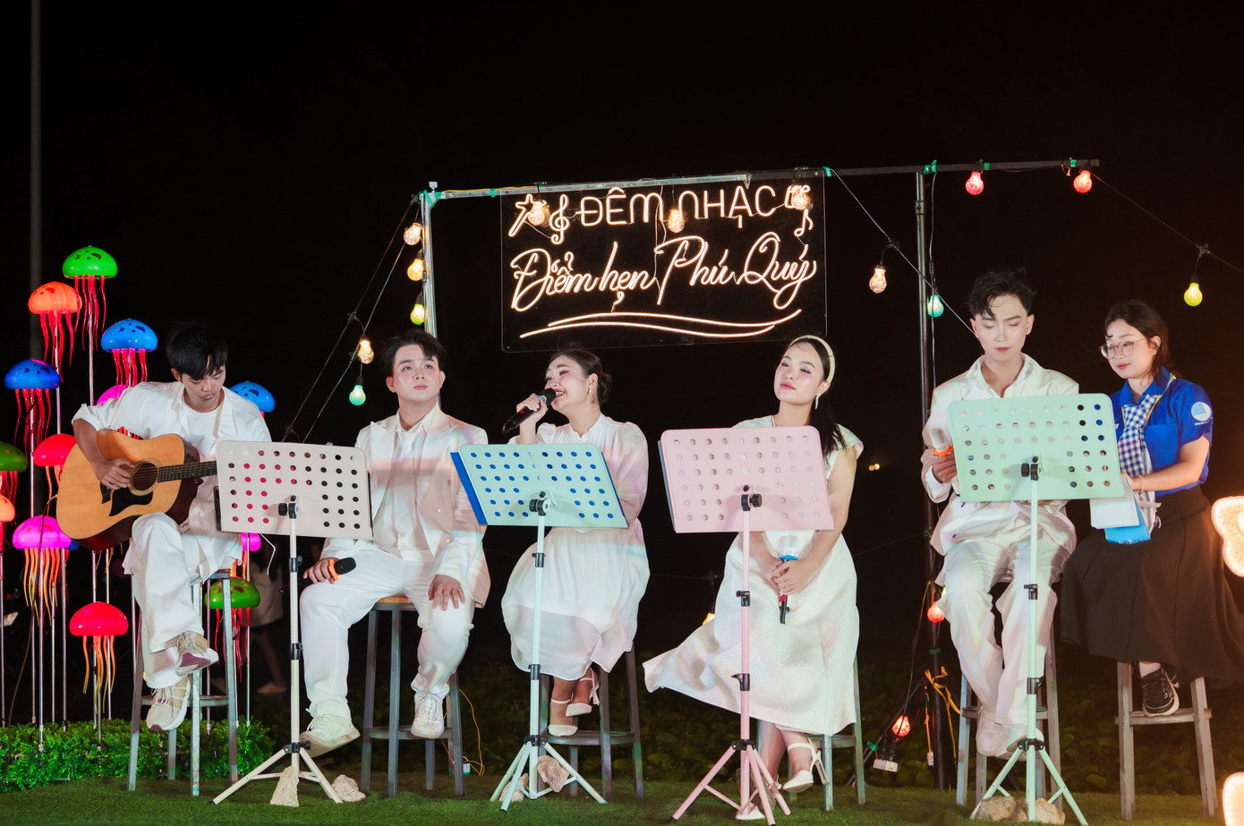 Bạn trẻ mang đến những nhạc khúc ý nghĩa về gia đình, mái ấm thân thương của mỗi người. Bạn trẻ mang đến những nhạc khúc ý nghĩa về gia đình, mái ấm thân thương của mỗi người.