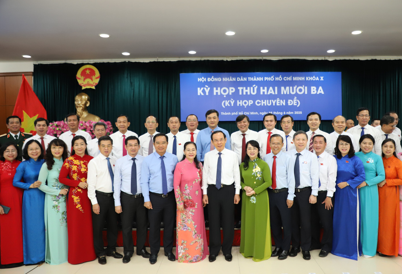 Bí thư Thành ủy TPHCM Nguyễn Văn Nên cùng các đại biểu chụp ảnh lưu niệm tại phiên họp đặc biệt của HĐND TPHCM. Ảnh: Ngô Tùng Bí thư Thành ủy TPHCM Nguyễn Văn Nên cùng các đại biểu chụp ảnh lưu niệm tại phiên họp đặc biệt của HĐND TPHCM. Ảnh: Ngô Tùng