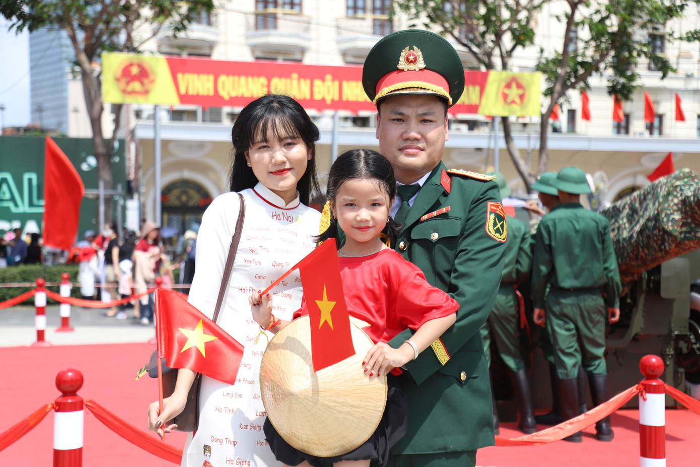 Người dân đến tham quan, chụp ảnh lưu niệm với trận địa pháo lễ 30/4. Người dân đến tham quan, chụp ảnh lưu niệm với trận địa pháo lễ 30/4.