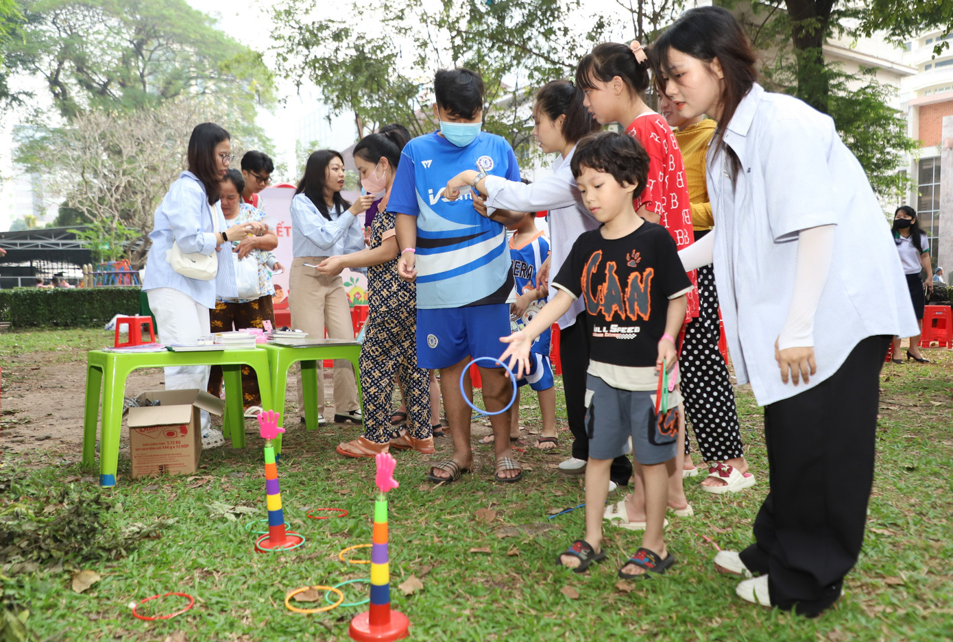 Quỹ Hy vọng và Lalamove Việt Nam cũng trao tặng 200 phần quà cho bệnh nhi ung thư tại Bệnh viện Nhi đồng 2.