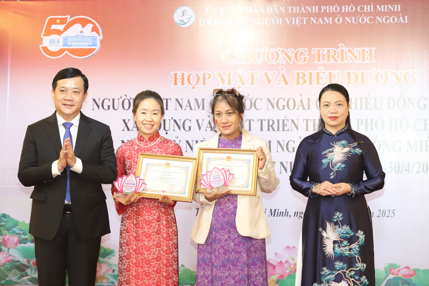 Cũng tại buổi họp mặt, lãnh đạo TPHCM đã vinh danh, biểu dương những người Việt Nam ở nước ngoài đã mất. Ảnh: Ngô Tùng Cũng tại buổi họp mặt, lãnh đạo TPHCM đã vinh danh, biểu dương những người Việt Nam ở nước ngoài đã mất. Ảnh: Ngô Tùng