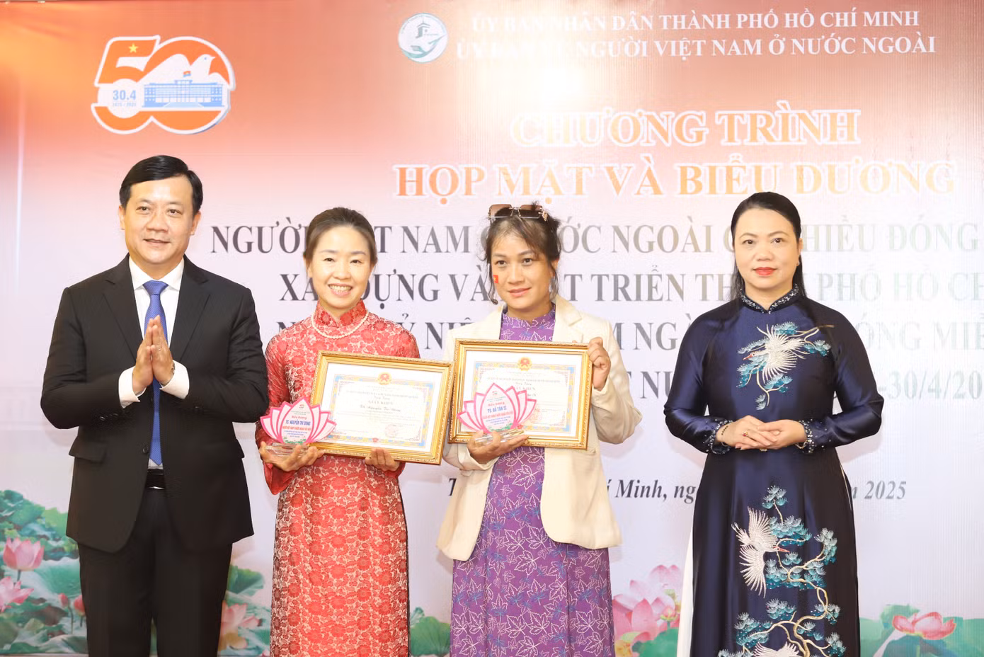 Cũng tại buổi họp mặt, lãnh đạo TPHCM đã vinh danh, biểu dương những người Việt Nam ở nước ngoài đã mất. Ảnh: Ngô Tùng