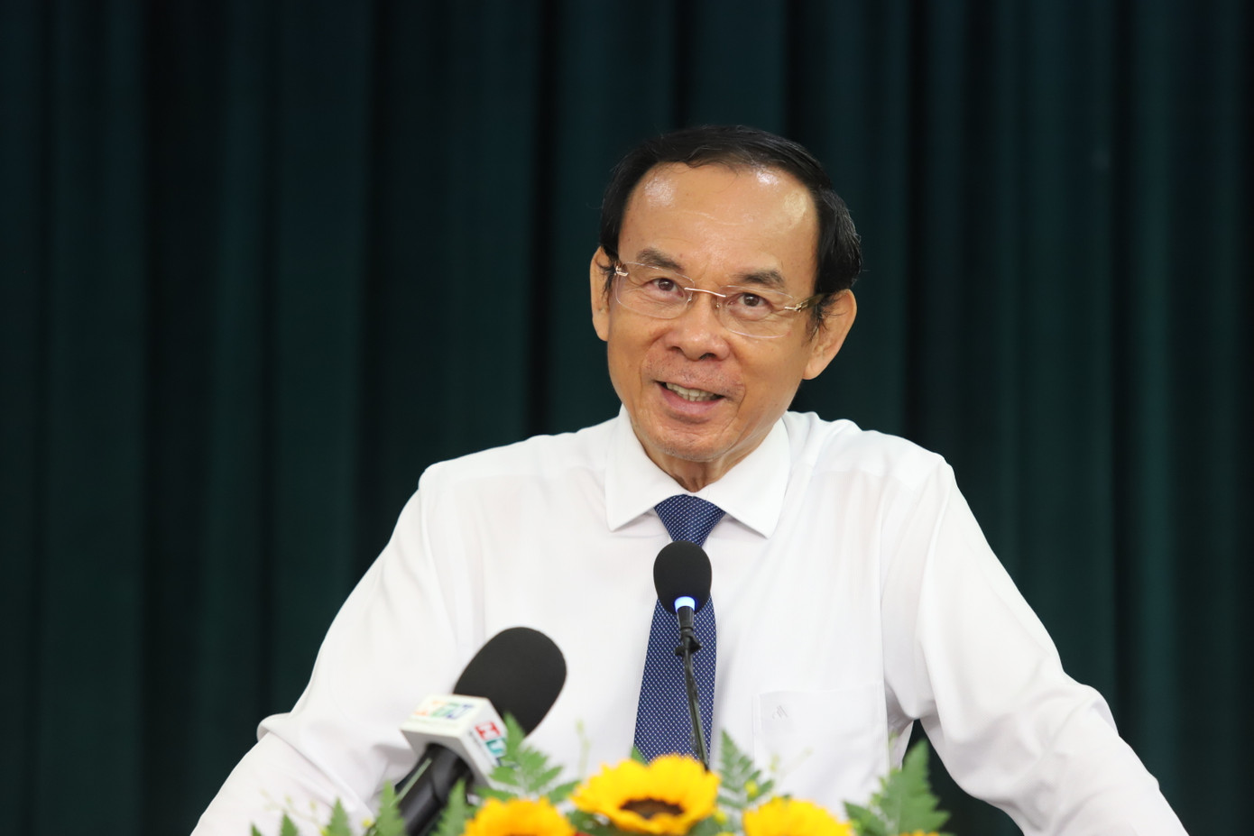 Bí thư Thành ủy TPHCM Nguyễn Văn Nên trao đổi tại kỳ họp lịch sử của HĐND TPHCM khóa X. Ảnh: Ngô Tùng Bí thư Thành ủy TPHCM Nguyễn Văn Nên trao đổi tại kỳ họp lịch sử của HĐND TPHCM khóa X. Ảnh: Ngô Tùng