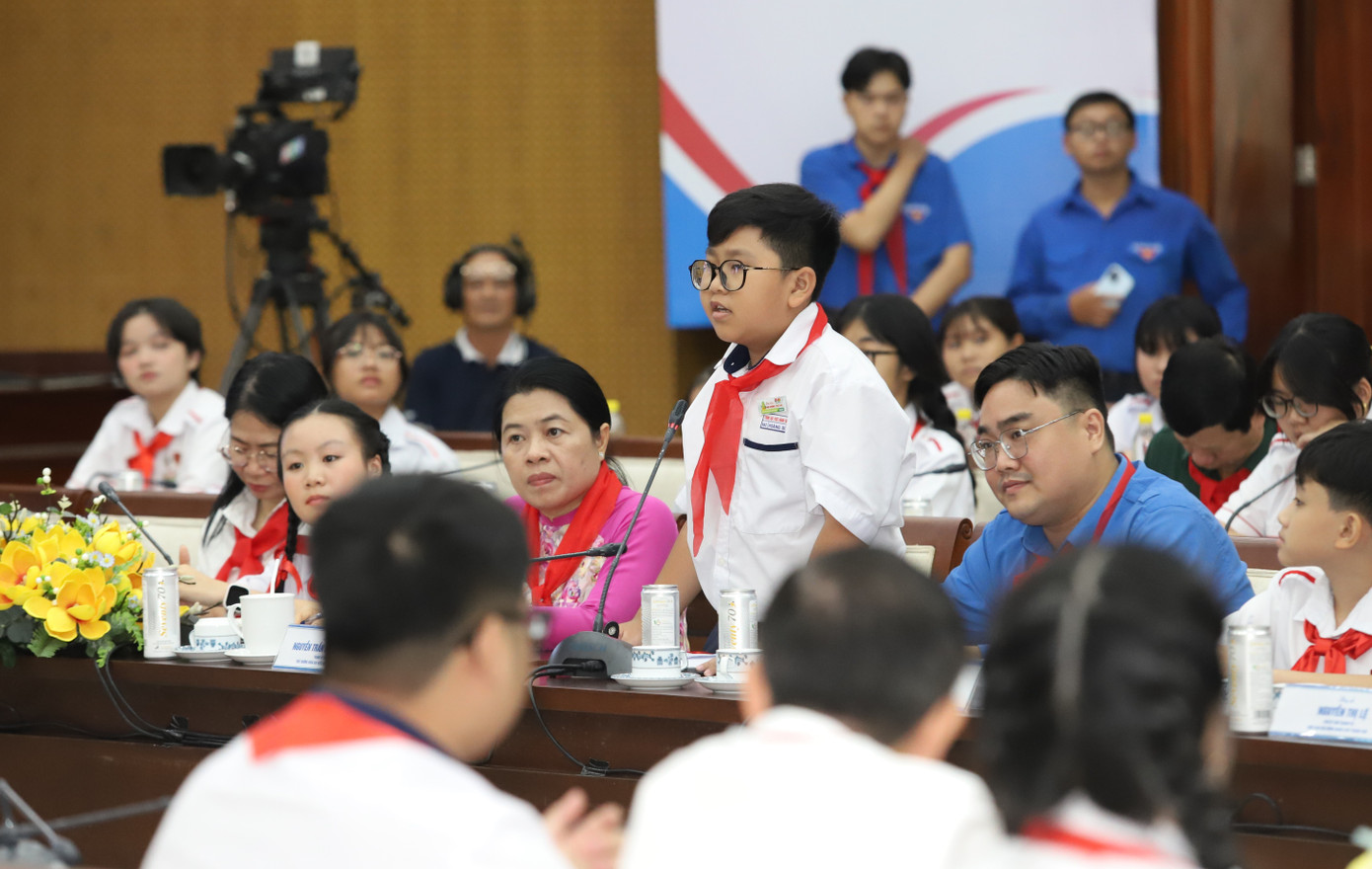 Các em thiếu nhi, đội viên tự tin trình bày, đề đạt những vấn đề xung quanh cuộc sống học tập, sinh hoạt với lãnh đạo thành phố.