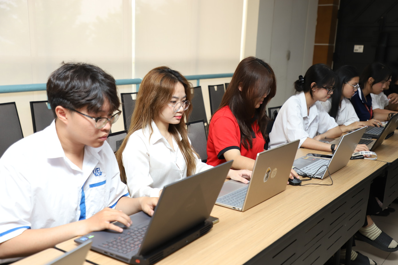 Bạn trẻ tranh tài thi trắc nghiệm trực tuyến cuộc thi “Tự hào Việt Nam”. Ảnh: Ngô Tùng