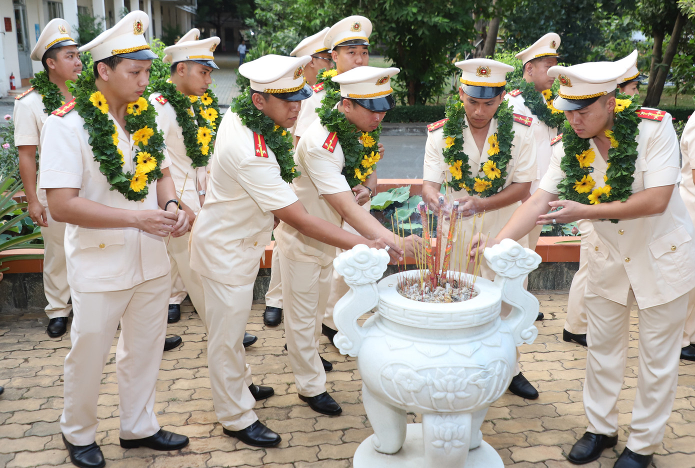 Trước buổi lễ, lãnh đạo CATP cùng 30 gương mặt trẻ tiêu biểu đã đến dâng hương, tưởng nhớ Chủ tịch Hồ Chí Minh. Ảnh: Ngô Tùng Trước buổi lễ, lãnh đạo CATP cùng 30 gương mặt trẻ tiêu biểu đã đến dâng hương, tưởng nhớ Chủ tịch Hồ Chí Minh. Ảnh: Ngô Tùng