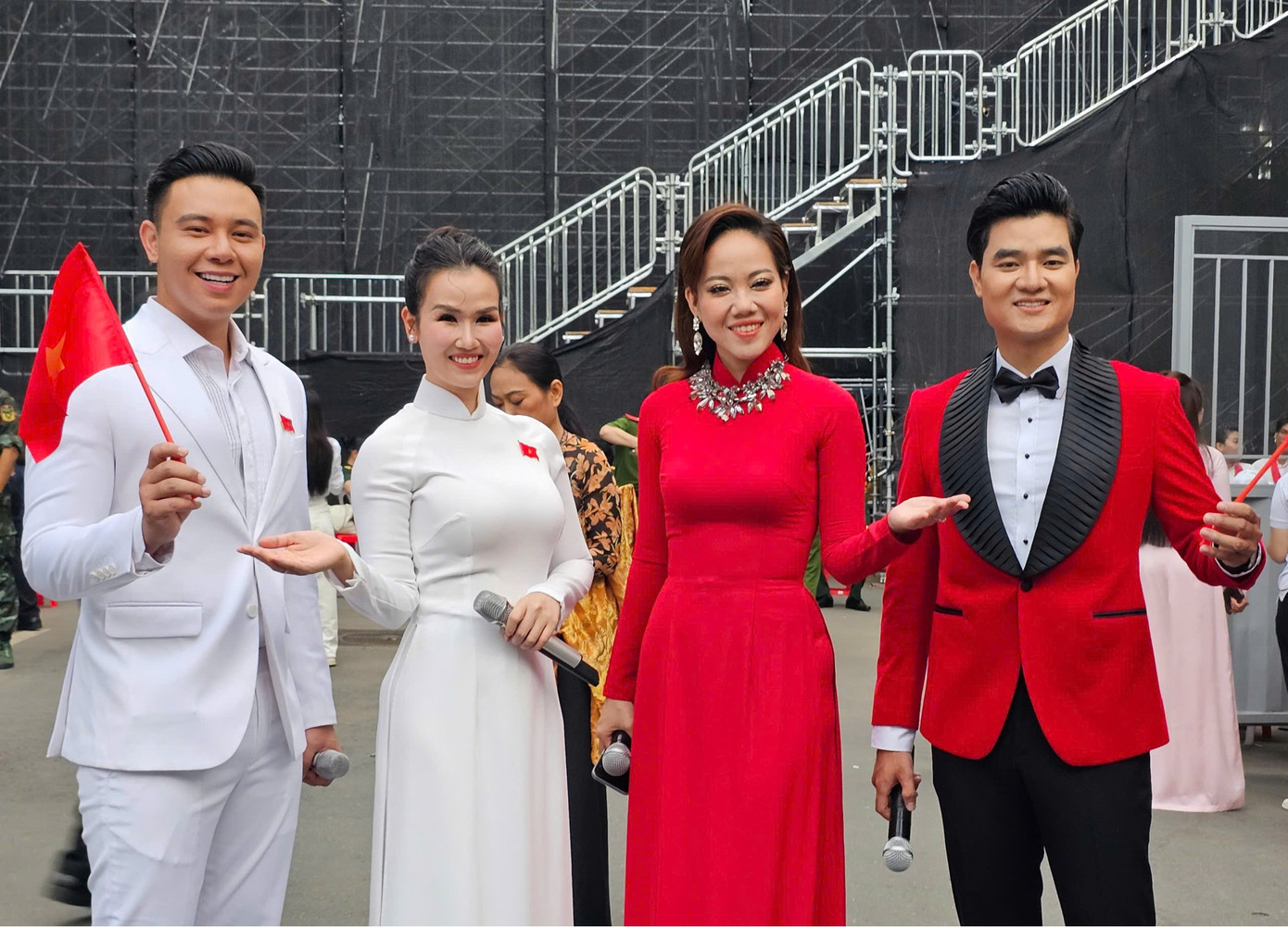 Võ Hạ Trâm (thứ hai từ trái qua) cùng Đông Hùng (bìa trái) tại lễ kỷ niệm 50 năm Ngày Giải phóng miền Nam, thống nhất đất nước. Ảnh: Ngô Tùng. Võ Hạ Trâm (thứ hai từ trái qua) cùng Đông Hùng (bìa trái) tại lễ kỷ niệm 50 năm Ngày Giải phóng miền Nam, thống nhất đất nước. Ảnh: Ngô Tùng.