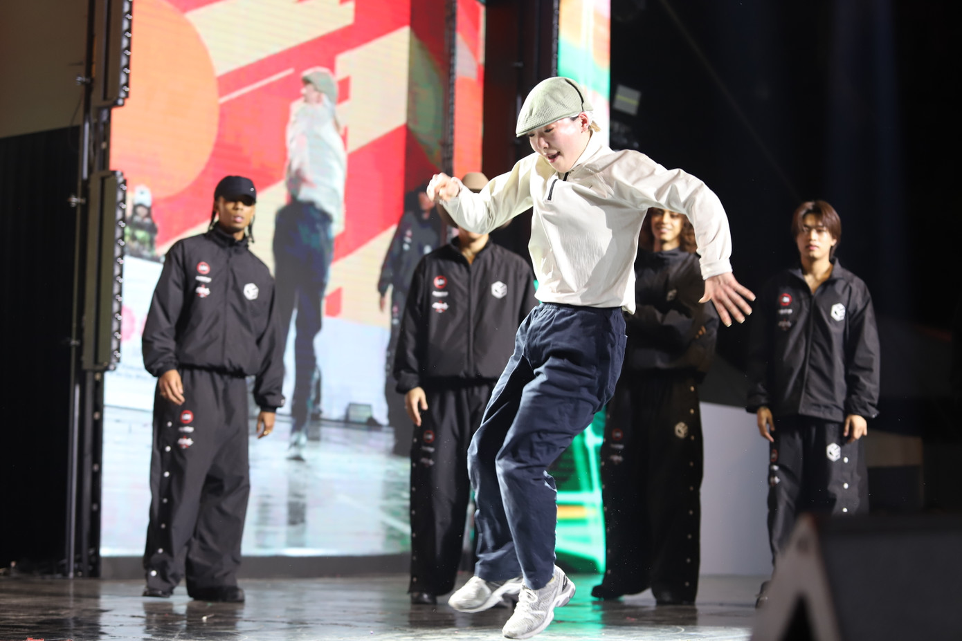 Cũng trong đêm nhạc hội khép lại Lễ hội Việt - Nhật năm nay, Ayumi Fukushima - nữ vận động viên Olympic Nhật Bản đã biểu diễn những động tác đẹp mắt của bộ môn Breaking. Với kinh nghiệm và kỹ năng vượt trội, Ayumi là người đi đầu trong bộ môn Breaking tại xứ sở Mặt trời mọc.