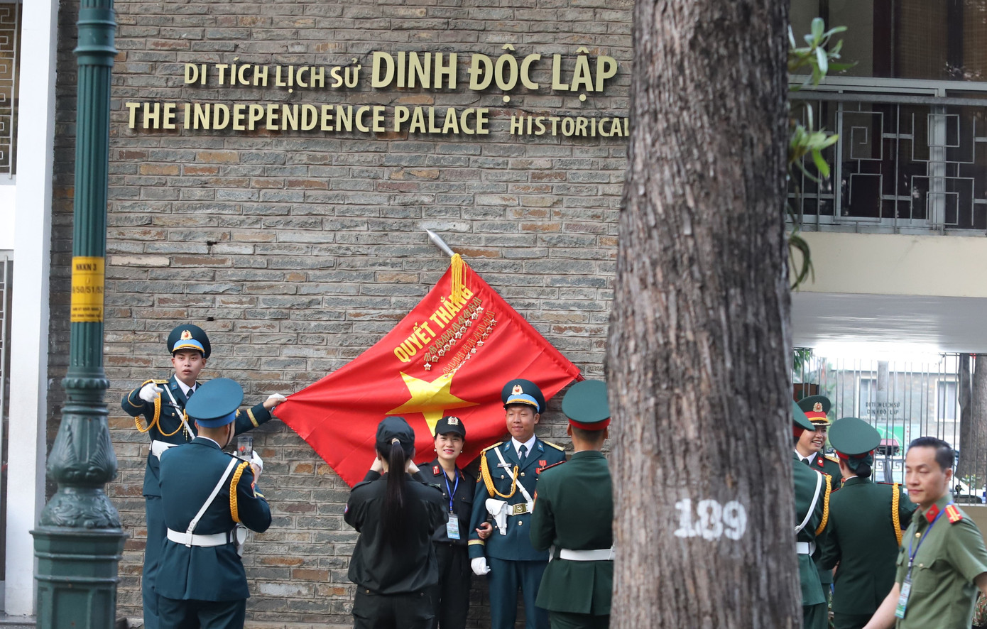 Giây phút ấm áp của cán bộ, chiến sĩ, nhân dân trong ngày lễ trọng đại của đất nước.